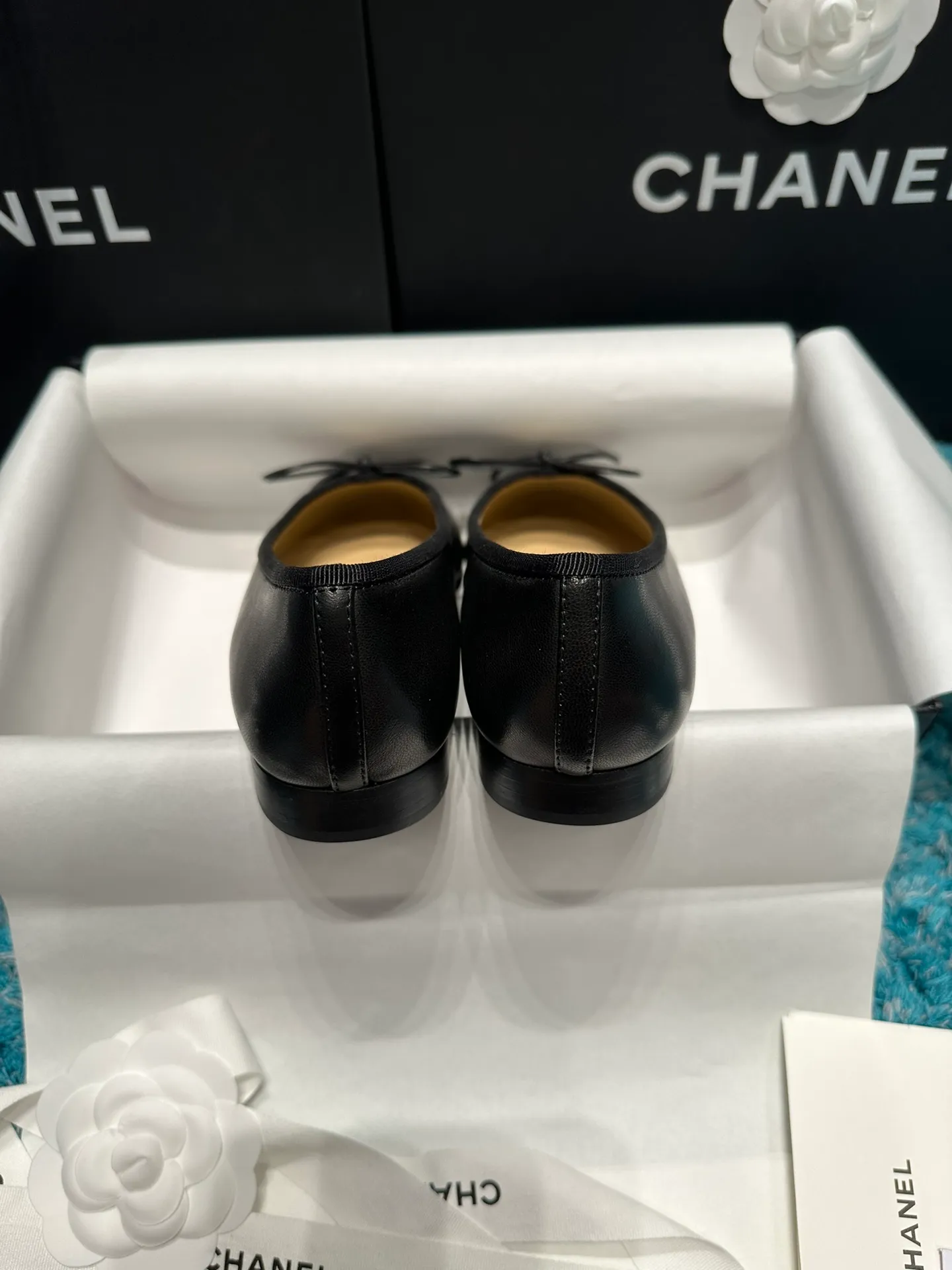 👟👟Ex-factory price 440👟👟 Chanel has been upgrading Chanel shoes ~ 2021ss top version HK overseas purchasing original cut at 1:1 Chanel Chanel Eternal Classic Bow Round Toe Ballet Shoes There are not many good quality, truly no pressure to enter and exit the counter. Regardless of the last type, leather material selection, and manufacturing process, they are all genuine craftsmanship and very sophisticated. ◾️Fabric: Mixed sheepskin imported from Italy ◾️Lining: Imported sheepskin (sweat-absorbent and soft) ◾️Sole: Italian special A-grade genuine leather sole (not ordinary thin sole in the market) ◾️Size: 35-39 [34 40 41 42 43 customization is not returnable]